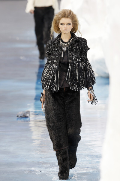 Paris Fall-Winter 2010/2011 fashion week: Latest styles and colors