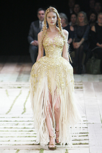 Alexander McQueen Catwalk Fashion Show Paris SS2011 | Team Peter ...
